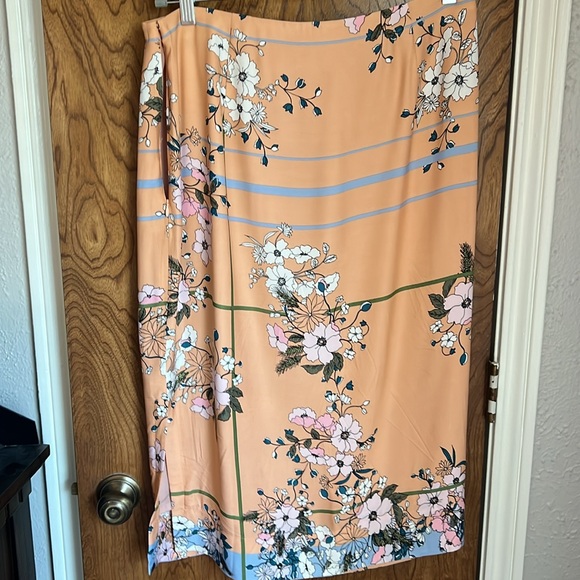 Beautiful J- Crew satin floral skirt. Size 14. - Picture 4 of 4
